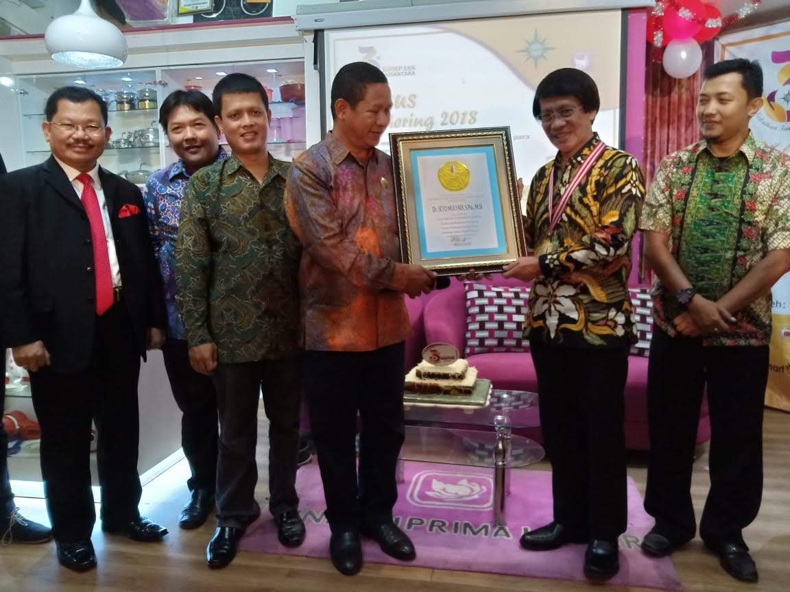 LIFE ACHIEVEMENT AWARD dari LEPRID untuk Supervisory Board KOMPASS Kak Seto pada Acara Gathering KOMPASS Nusantara Agustus 2018 di Surabaya